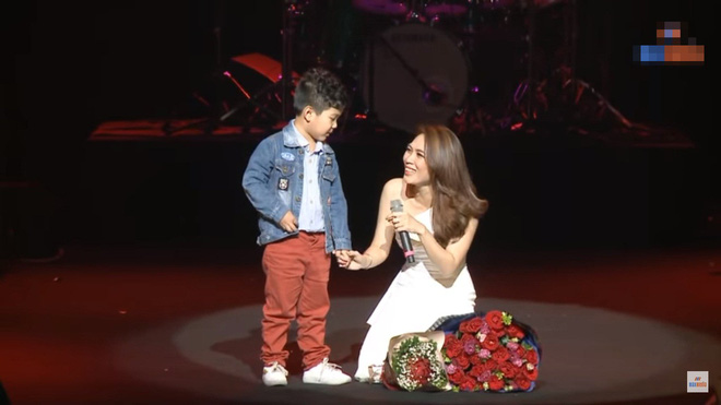 Mỹ Tâm quỳ gối bên cạnh cậu bé 4 tuổi: Đỉnh cao đẳng cấp là đây!-7