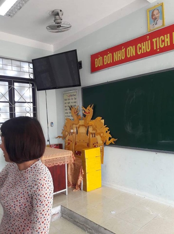 Một lần chơi lớn để xem cô có trầm trồ, cả lớp bá đạo tặng cô giáo hẳn chiếc ghế quàng thượng làm dân tình cười đến mệt-2