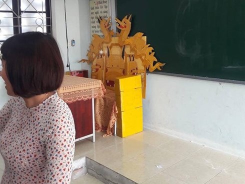 Một lần chơi lớn để xem cô có trầm trồ, cả lớp bá đạo tặng cô giáo hẳn 'chiếc ghế quàng thượng' làm dân tình cười đến mệt
