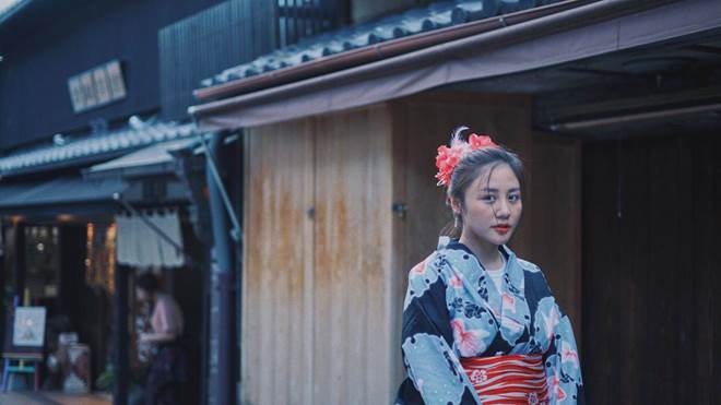 Lạ lùng nữ ca sĩ sinh năm 1995 càng trang điểm càng xấu, quẹt tí son lại xinh ngất ngây-5