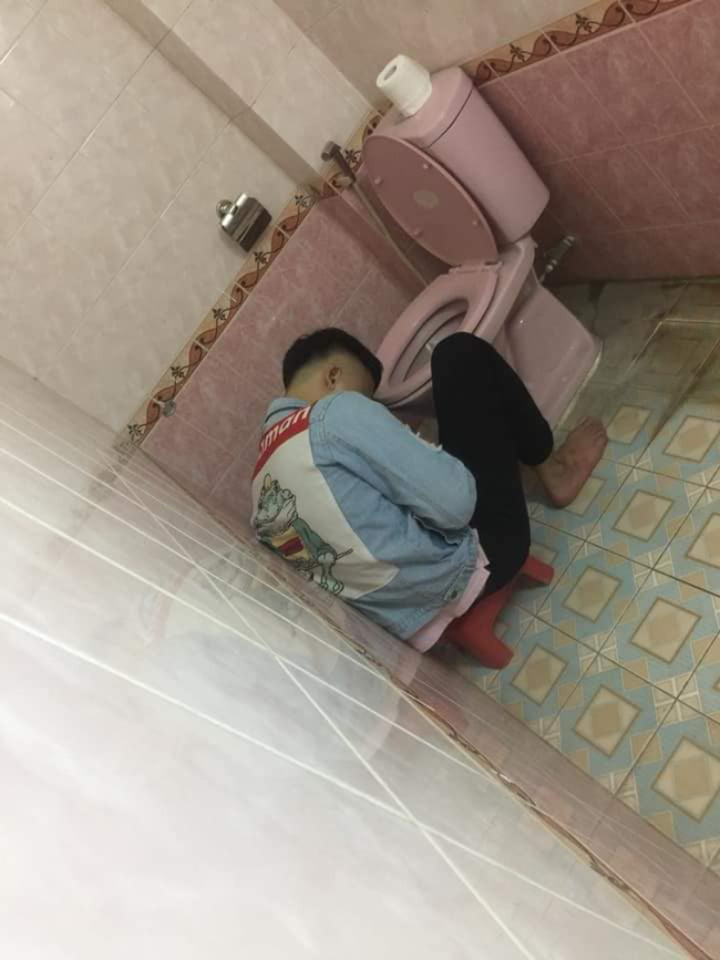 Chồng nhậu say bí tỉ, vợ cao tay trải sẵn mền gối trong toilet cho nằm để tiện đường nôn oẹ-1