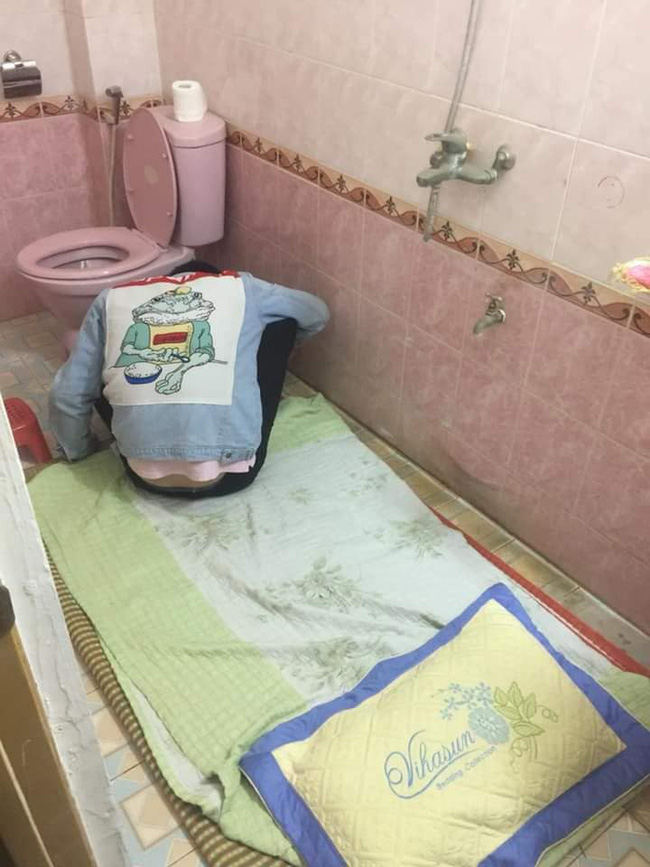 Chồng nhậu say bí tỉ, vợ cao tay trải sẵn mền gối trong toilet cho nằm để tiện đường nôn oẹ-2