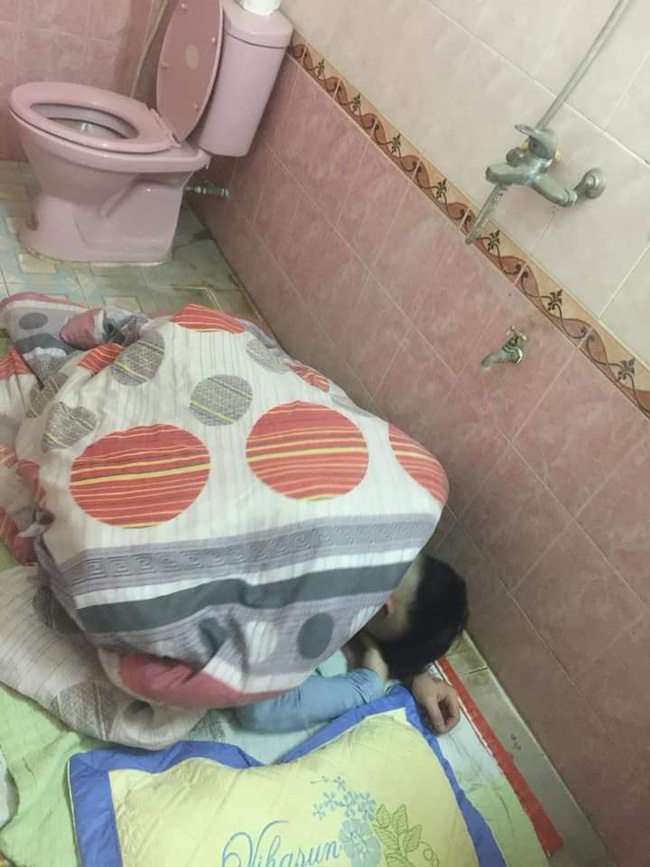 Chồng nhậu say bí tỉ, vợ cao tay trải sẵn mền gối trong toilet cho nằm để tiện đường nôn oẹ-3