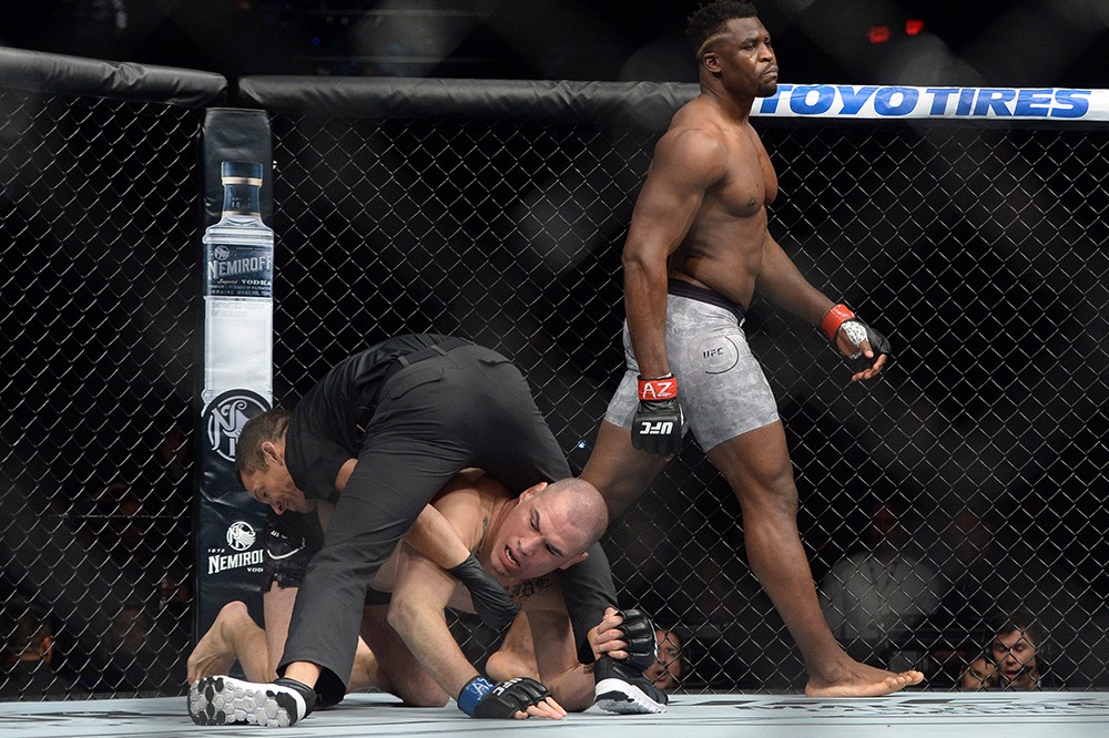 Người có cú đấm uy lực nhất thế giới thượng đài, thể hiện sức mạnh kinh hoàng hạ đối thủ sau 26 giây-2