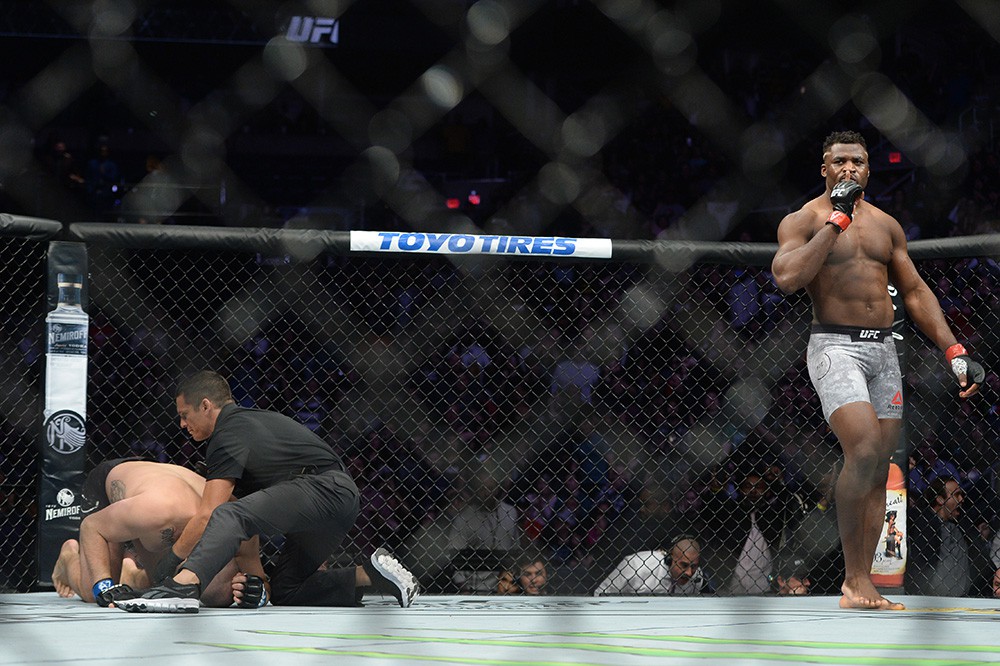 Người có cú đấm uy lực nhất thế giới thượng đài, thể hiện sức mạnh kinh hoàng hạ đối thủ sau 26 giây-3