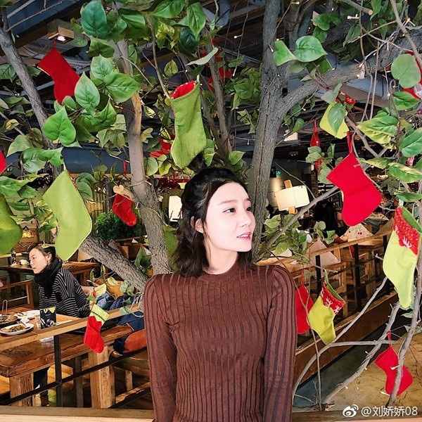 Mỹ nữ hói đầu vì ăn ngô bằng máy khoan khiến cư dân mạng bất ngờ trước diện mạo và cuộc sống hiện tại-7