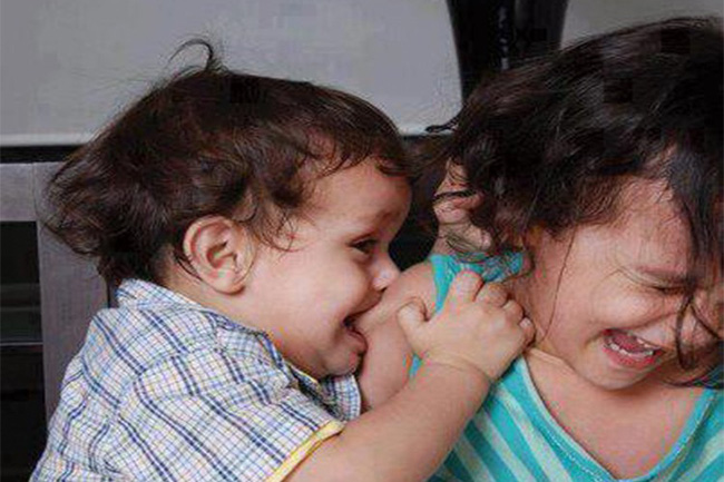 Cách xử lý triệt để khi bé con bỗng dưng lên cơn muốn cắn mọi thứ xung quanh mà các mẹ cần phải nhớ-1