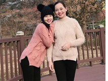 Người mẹ xinh đẹp ít ai biết của Ly Kute: Nhan sắc vượt thời gian, lấn át cả con gái trong những bức ảnh chụp chung Người mẹ xinh đẹp ít ai biết của Ly Kute: Nhan sắc vượt thời gian, lấn át cả con gái trong những bức ảnh chụp chung