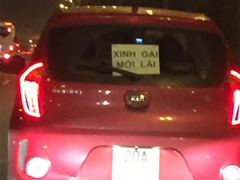 Đọc tấm biển kì lạ trên ô tô, người đi sau liên tục tò mò về nhan sắc của tài xế