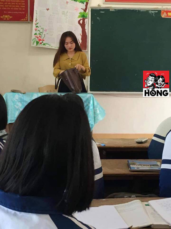 Đứng trên bục giảng, cô giáo bị học sinh bủa vây xung quanh, lén chụp ảnh vì quá xinh đẹp-1