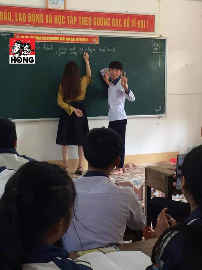 Đứng trên bục giảng, cô giáo bị học sinh bủa vây xung quanh, lén chụp ảnh vì quá xinh đẹp-4