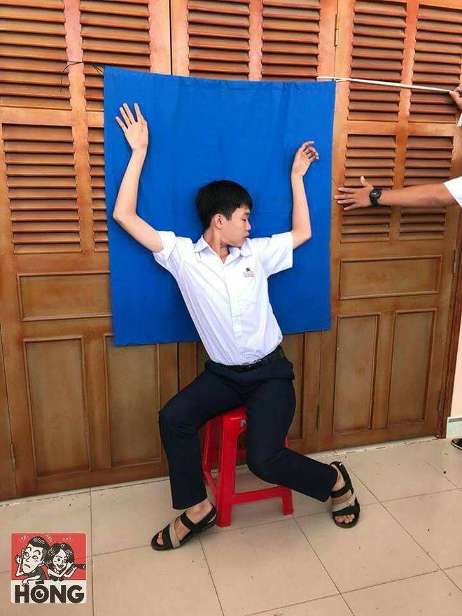 Không có tiền ra tiệm chụp ảnh thẻ, nhóm nam sinh nghĩ ra cách chụp tận dụng cây nhà lá vườn khiến ai cũng cười bò-4