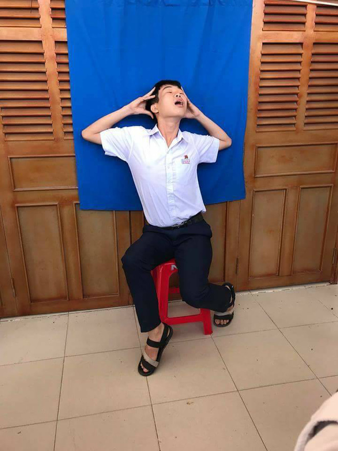 Không có tiền ra tiệm chụp ảnh thẻ, nhóm nam sinh nghĩ ra cách chụp tận dụng cây nhà lá vườn khiến ai cũng cười bò-5