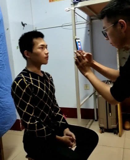 Không có tiền ra tiệm chụp ảnh thẻ, nhóm nam sinh nghĩ ra cách chụp tận dụng cây nhà lá vườn khiến ai cũng cười bò-2