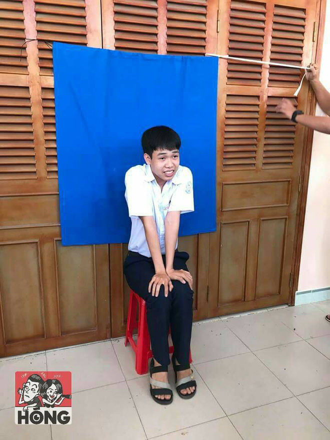 Không có tiền ra tiệm chụp ảnh thẻ, nhóm nam sinh nghĩ ra cách chụp tận dụng cây nhà lá vườn khiến ai cũng cười bò-6