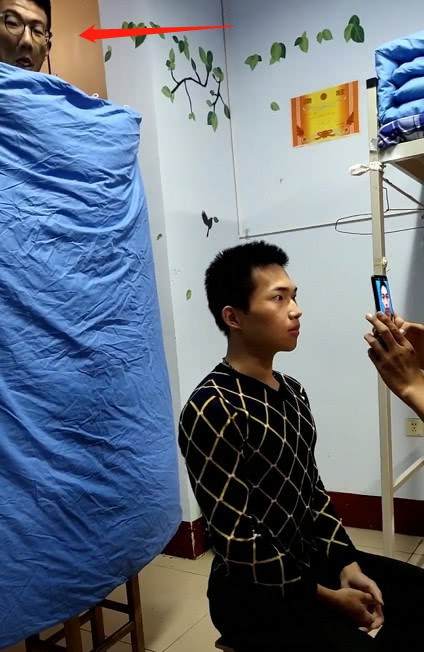 Không có tiền ra tiệm chụp ảnh thẻ, nhóm nam sinh nghĩ ra cách chụp tận dụng cây nhà lá vườn khiến ai cũng cười bò-3