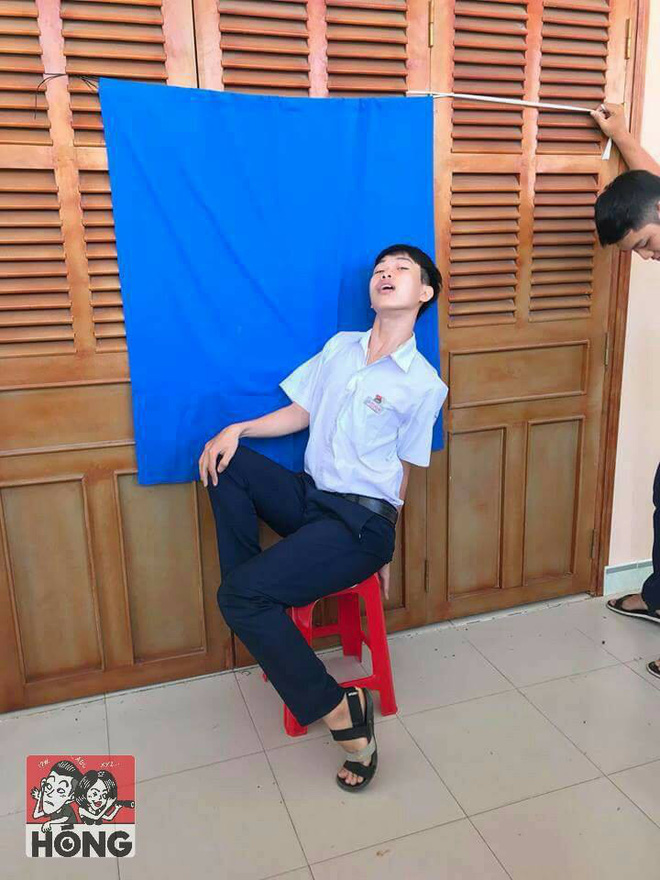 Không có tiền ra tiệm chụp ảnh thẻ, nhóm nam sinh nghĩ ra cách chụp tận dụng cây nhà lá vườn khiến ai cũng cười bò-7