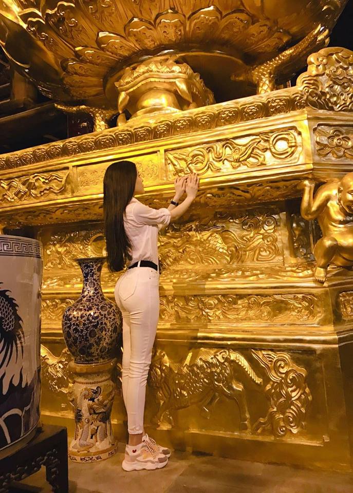 Đâu chỉ giới trẻ, loạt sao Việt cũng bị lên án gay gắt khi ăn mặc phản cảm chốn linh thiêng-1