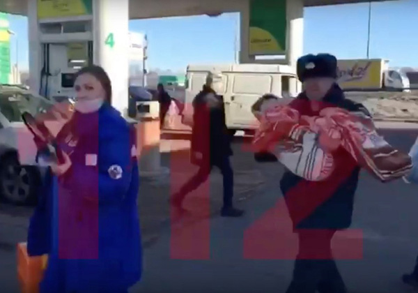 Bà mẹ ác quỷ quấn nilon vào đầu con trai rồi bỏ mặc trong rừng cả đêm, lý do khiến ai nghe thấy cũng giận run người-2