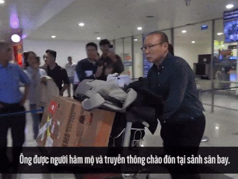 Ơn giời cuối cùng thầy Park đã trở lại Việt Nam: Vị HLV phải đẩy hành lý cao ngất ngưởng vượt qua vòng vây người hâm mộ