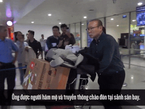 Ơn giời cuối cùng thầy Park đã trở lại Việt Nam: Vị HLV phải đẩy hành lý cao ngất ngưởng vượt qua vòng vây người hâm mộ Ơn giời cuối cùng thầy Park đã trở lại Việt Nam: Vị HLV phải đẩy hành lý cao ngất ngưởng vượt qua vòng vây người hâm mộ