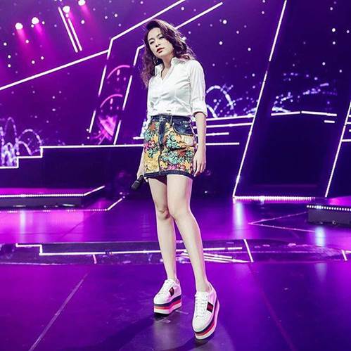 Thấp bé thì sao, cứ diện chuẩn như Hoàng Thùy Linh, Hòa Minzy là tăng cả 10cm chiều cao-5