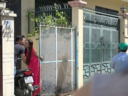 Đưa bàn tay ngôn tình đỡ cô gái ngủ quên trên xe buýt, chàng trai vô tình được chú ý-2