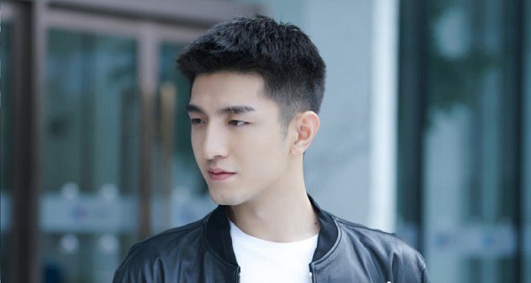 Đi lễ đầu năm, cô gái gặp được soái ca nhưng khi chàng quay mặt lại mới gây choáng váng và khủng hoảng” hơn khi biết thân thế người phụ nữ đi cạnh-1