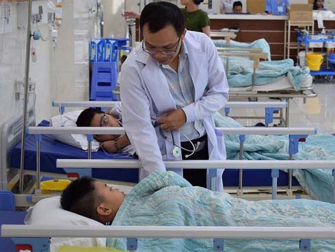 Bật khóc vì bữa ăn lèo tèo của con: Phụ huynh vây cổng trường đòi đối thoại-5