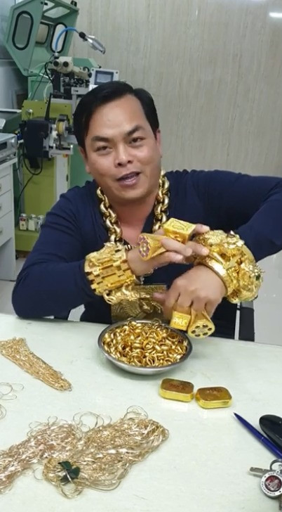 Đột nhập lò bát quái của đại gia đeo dây chuyền 13kg vàng trên cổ-2