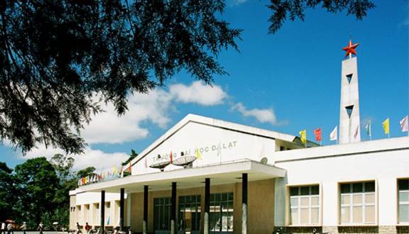 Phát hiện ra một ngôi trường ở Việt Nam đẹp đến mê hồn, lên hình không chê vào đâu được-3