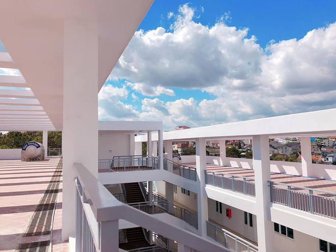 Phát hiện ra một ngôi trường ở Việt Nam đẹp đến mê hồn, lên hình không chê vào đâu được-6