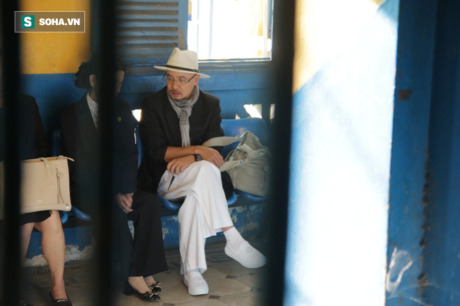 Ông Đặng Lê Nguyên Vũ đến tòa từ sớm, bà Lê Hoàng Diệp Thảo xuất hiện vào phút chót-2