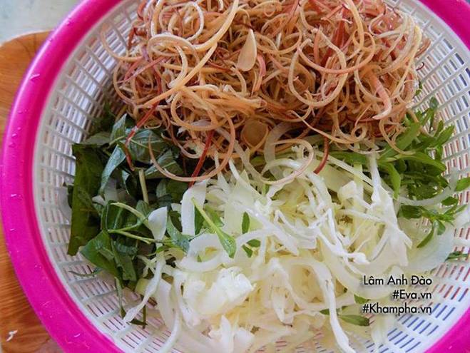 Gà thừa sau Rằm đem làm gỏi gà hoa chuối giòn ngon, thanh mát ăn mãi chẳng ngán-2