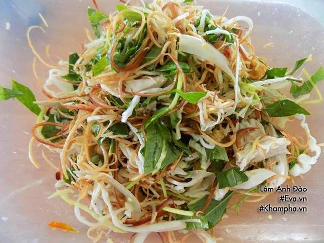 Gà thừa sau Rằm đem làm gỏi gà hoa chuối giòn ngon, thanh mát ăn mãi chẳng ngán-3