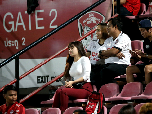 Đặng Văn Lâm bị đối thủ khiêu khích khi thi đấu trên đất Thái-10