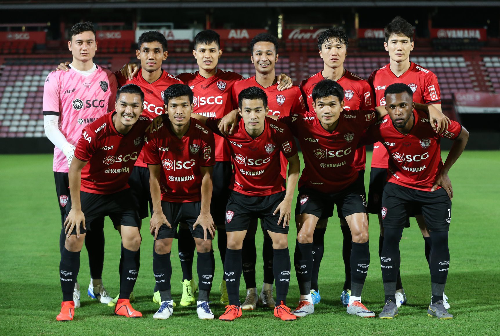 Yến Xuân thu hút trên khán đài, theo dõi bạn trai Văn Lâm bắt trận ra mắt Muangthong United-1