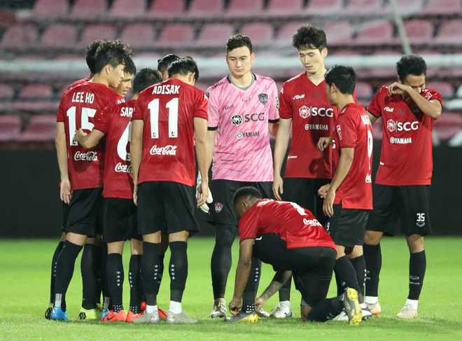 Yến Xuân thu hút trên khán đài, theo dõi bạn trai Văn Lâm bắt trận ra mắt Muangthong United-9