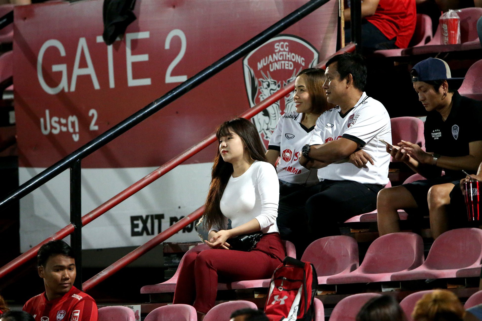 Yến Xuân thu hút trên khán đài, theo dõi bạn trai Văn Lâm bắt trận ra mắt Muangthong United-2