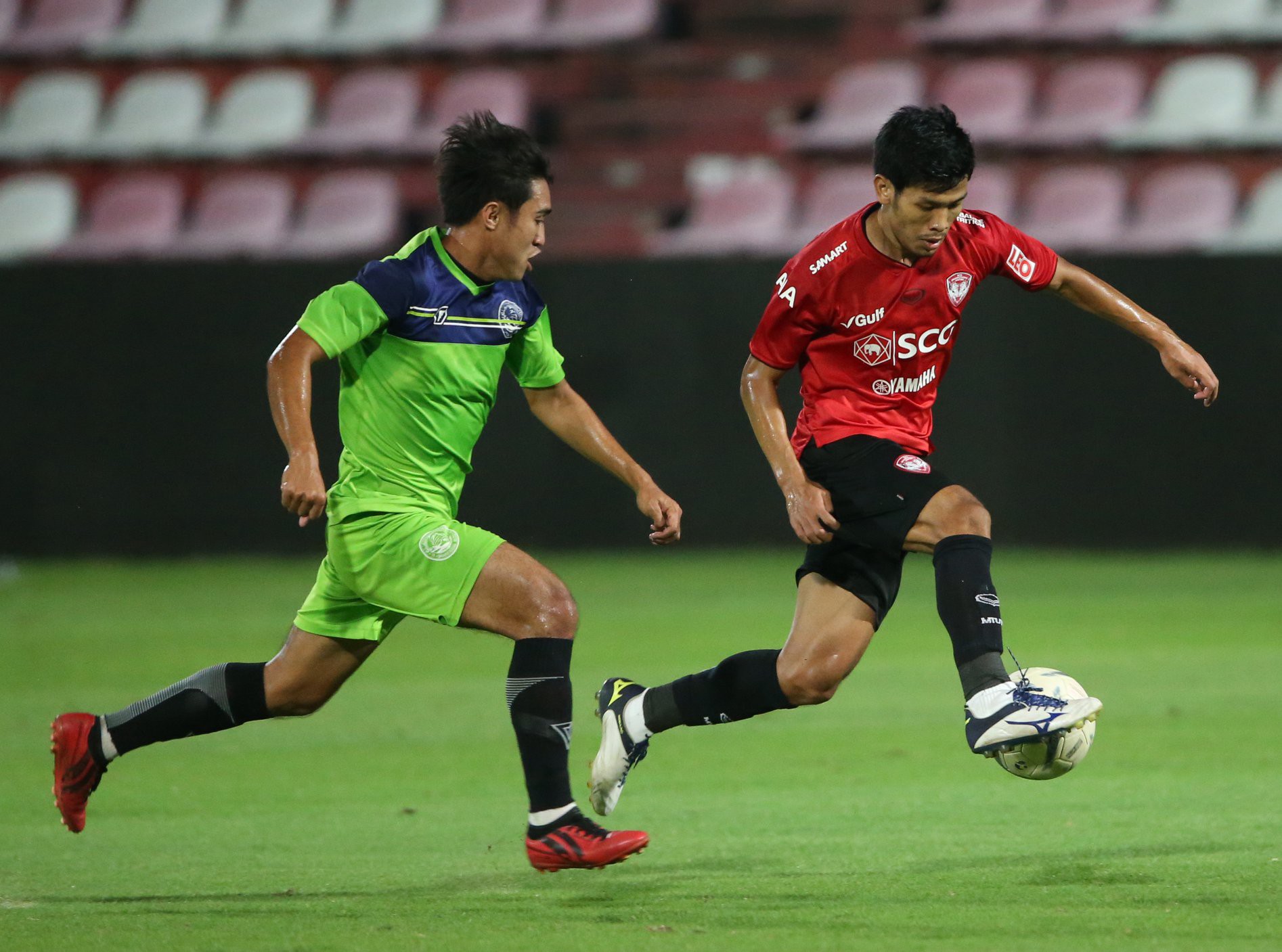 Yến Xuân thu hút trên khán đài, theo dõi bạn trai Văn Lâm bắt trận ra mắt Muangthong United-11