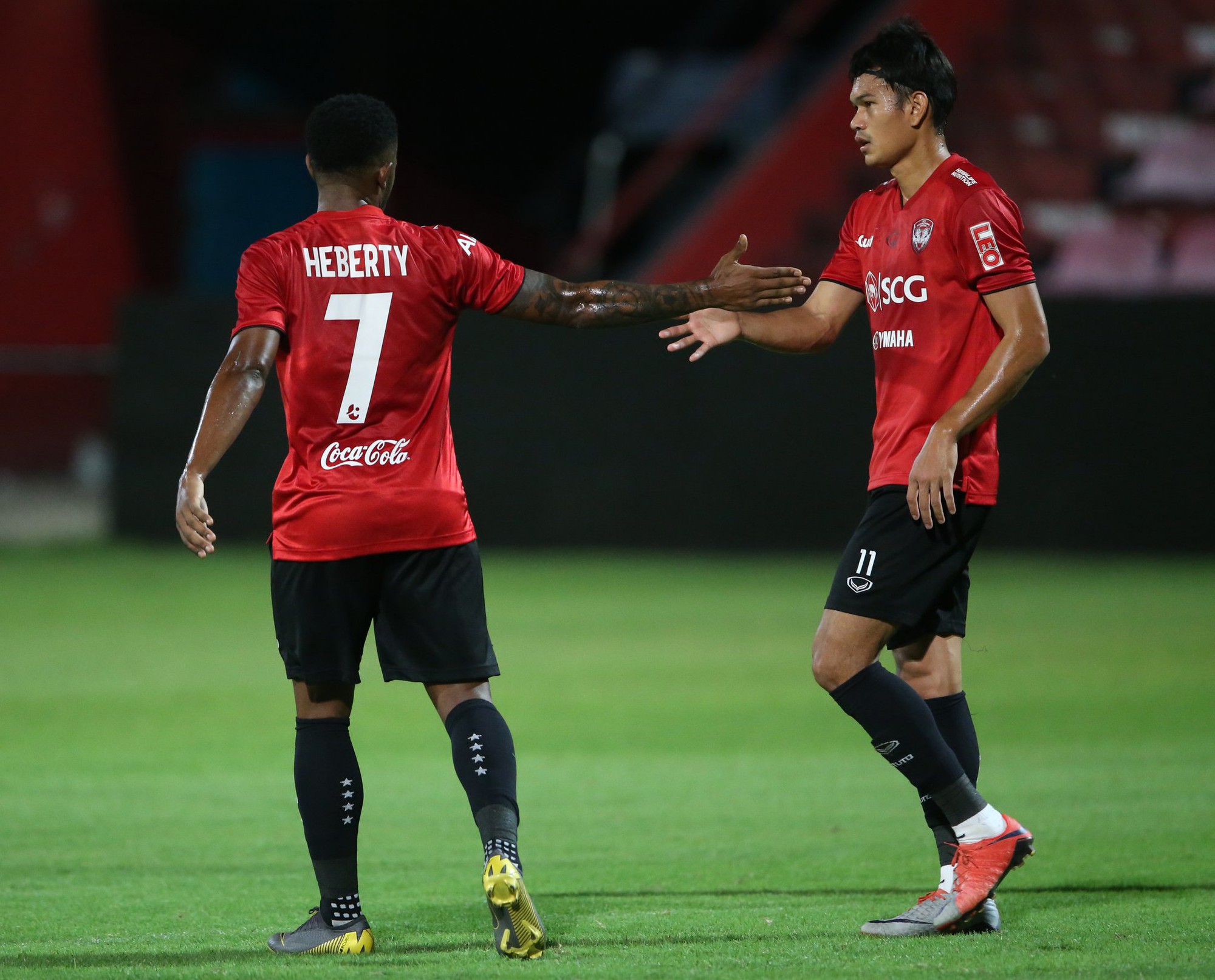 Yến Xuân thu hút trên khán đài, theo dõi bạn trai Văn Lâm bắt trận ra mắt Muangthong United-8