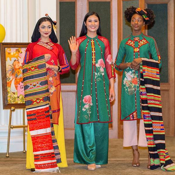 Hoa hậu Ngọc Hân mang áo dài sang New York diễn cho kiều bào-3