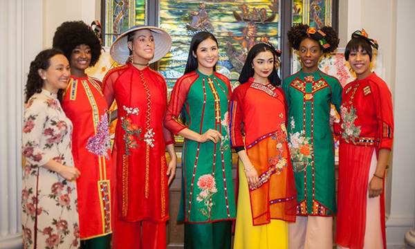 Hoa hậu Ngọc Hân mang áo dài sang New York diễn cho kiều bào-8