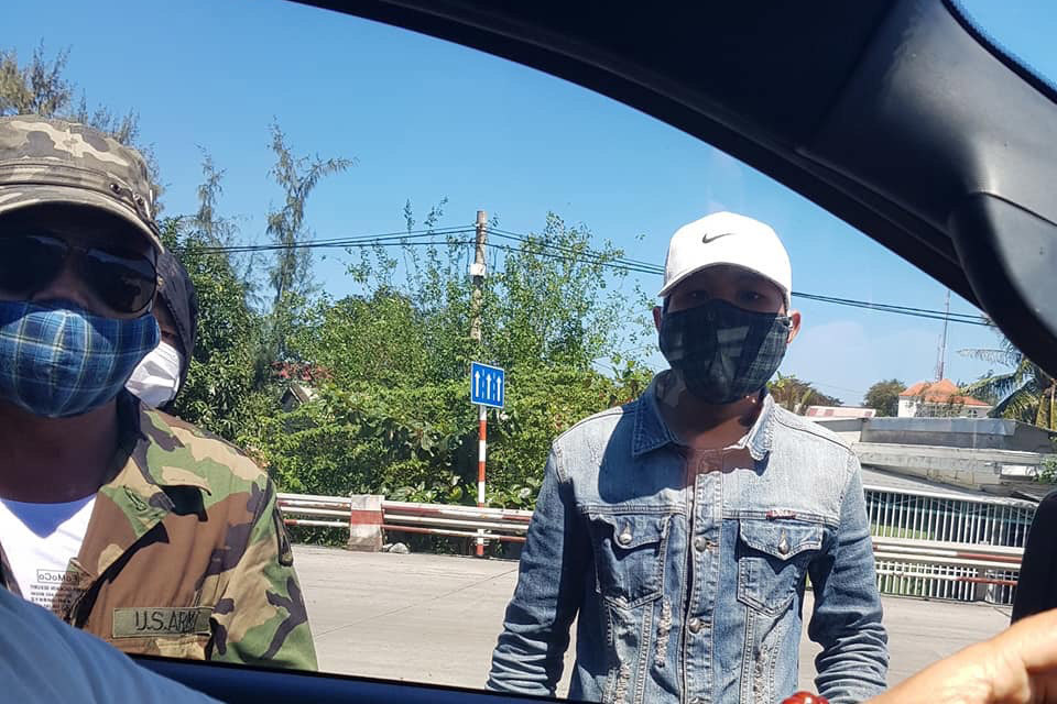 Bịt mặt, đeo kính đen đập phá ô tô tại trạm thu phí Bắc Hải Vân-1