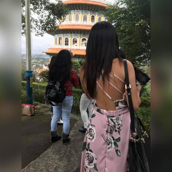 Ngoài trời 15 độ C, cô gái đi lễ chùa diện váy lưng trần trễ nải, hở hang gây bão-1