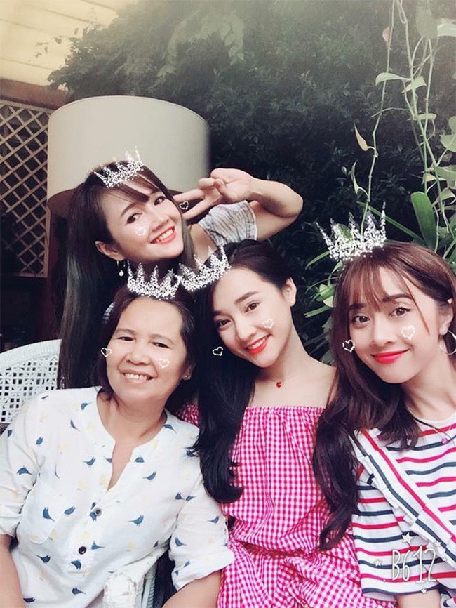 Dàn chị gái cực phẩm của sao Vbiz: Người U50, người yên bề gia thất vẫn xinh đẹp rạng ngời-1