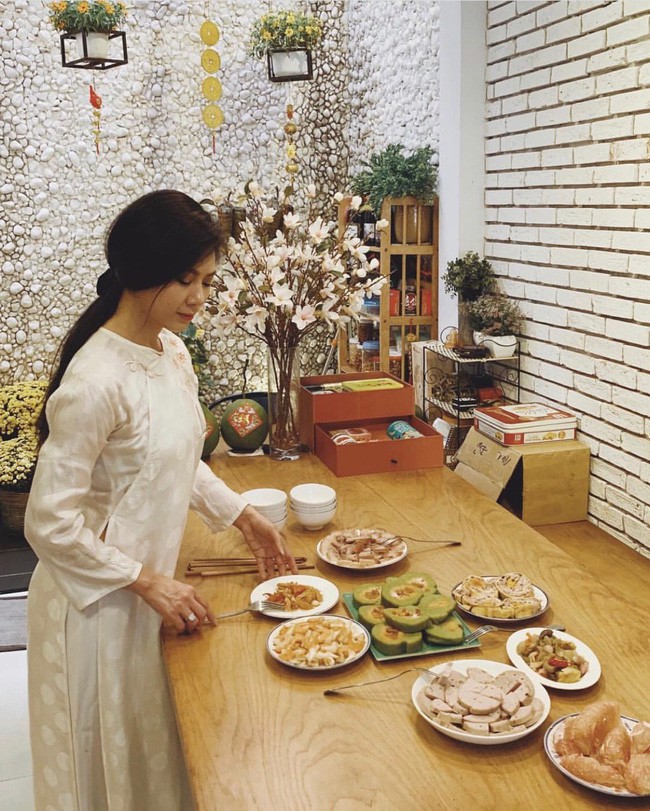 Dàn chị gái cực phẩm của sao Vbiz: Người U50, người yên bề gia thất vẫn xinh đẹp rạng ngời-18