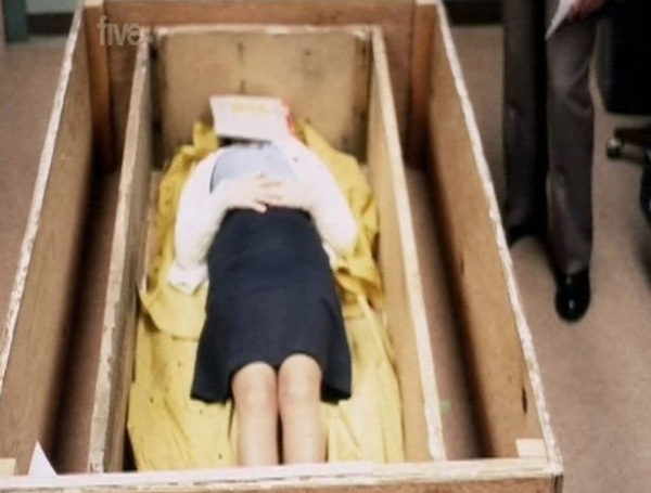 Quá giang xe cặp vợ chồng, thiếu nữ tự bước vào địa ngục: 7 năm sống trong quan tài”, bị đánh đập và cưỡng hiếp mỗi ngày-2