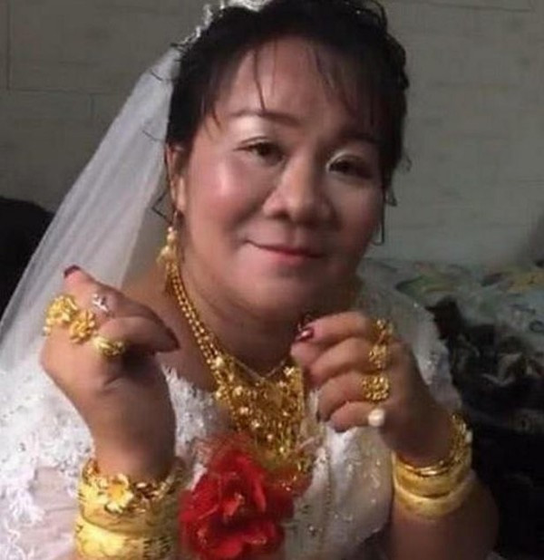 Cô dâu vàng đeo trĩu cổ trong ngày cưới nhưng nhìn sang chú rể ai cũng phải giật mình-1
