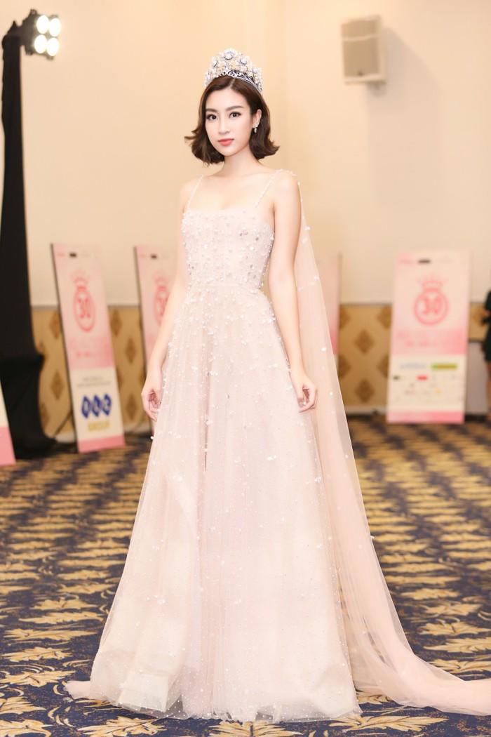 Kỳ Duyên, Mỹ Linh, Tiểu Vy: Cuộc chiến đọ sắc vóc với váy áo trên mặt trận thảm đỏ-9